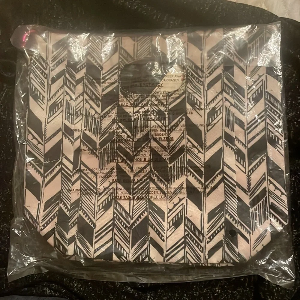 NWT & in the plastic shipping bag sealed Billabong lunch bag! - Picture 2 of 4